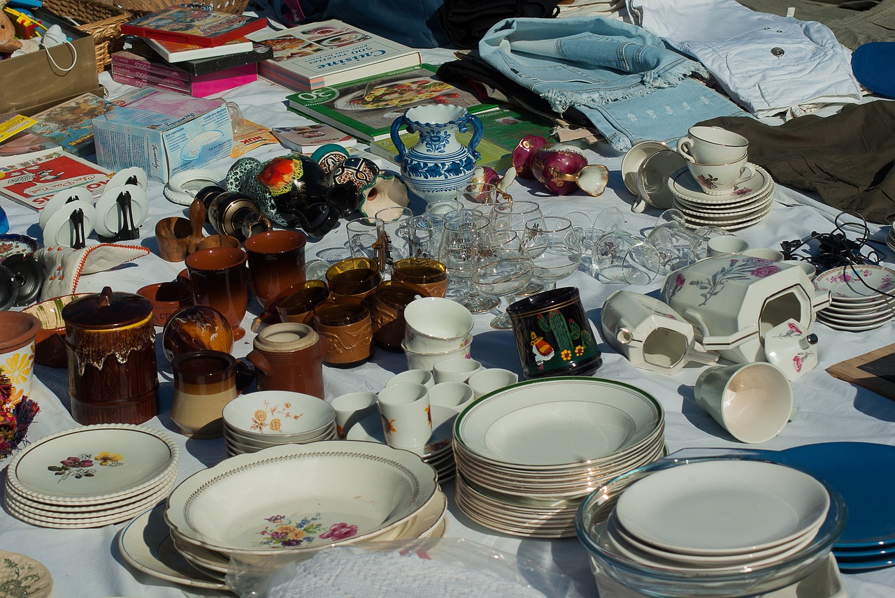 Flea Market Dishes Vide Grenier - jackmac34 / Pixabay
